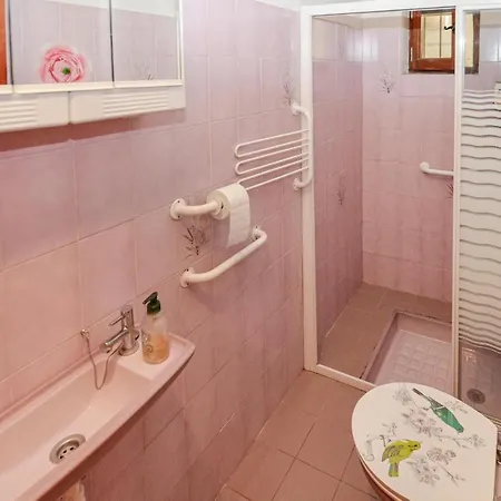 Casa vacanze Lovely In With Kitchen